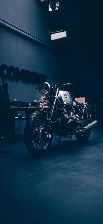 Midnight Steel – BMW Café Racer in Shadow Light