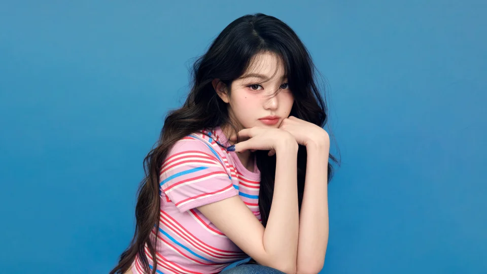 Wonyoung Ive 4K Wallpaper Pink Striped Tee & Blue Aesthetic - Celebrities wallpaper - 4K
